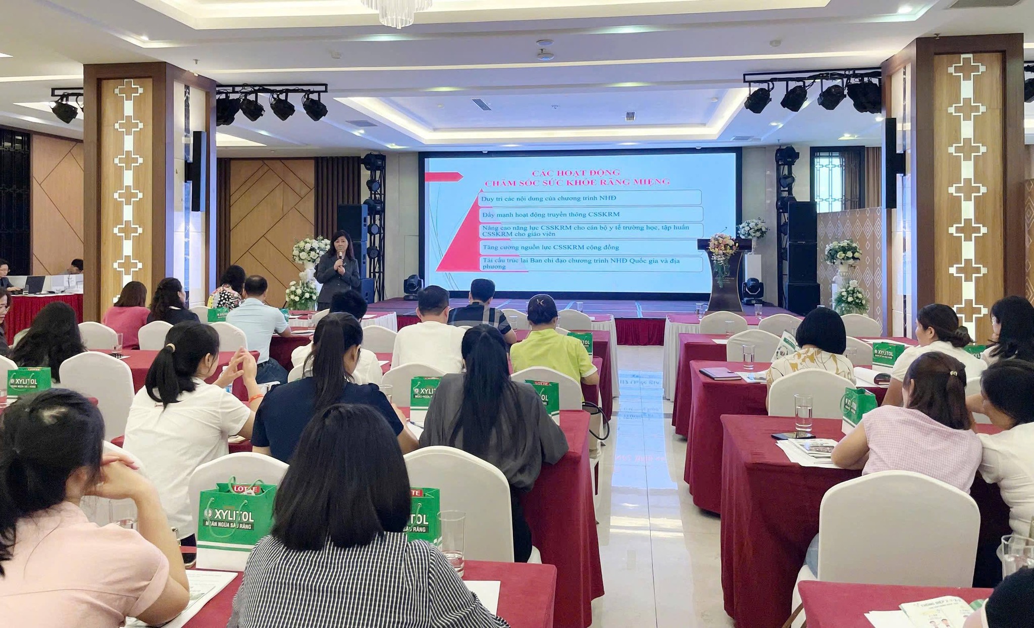 Các giảng viên của Bệnh viện đang trình bày về các kiến thức chăm sóc sức khỏe răng miệng